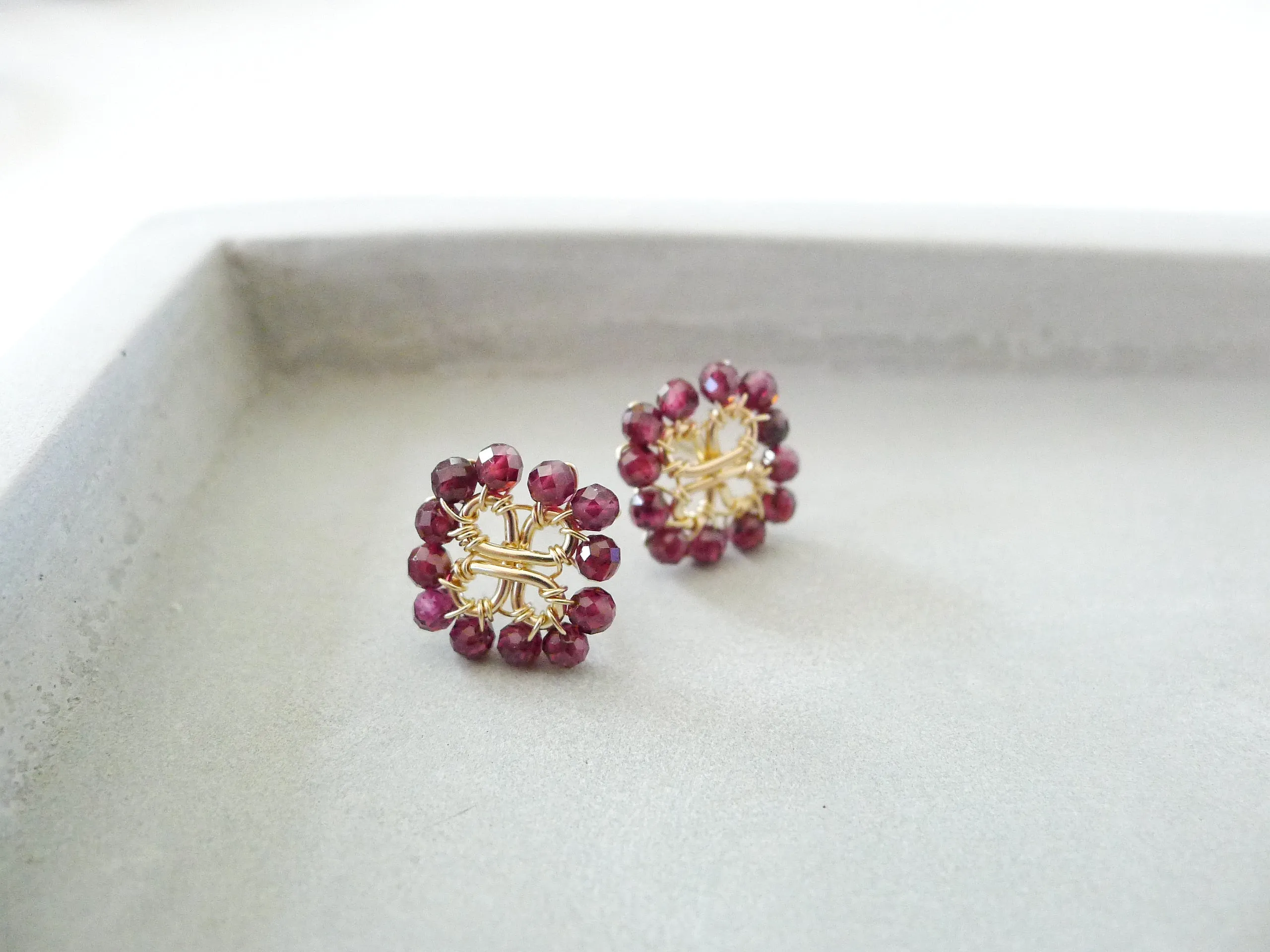 Clover Earstuds / Red Garnet