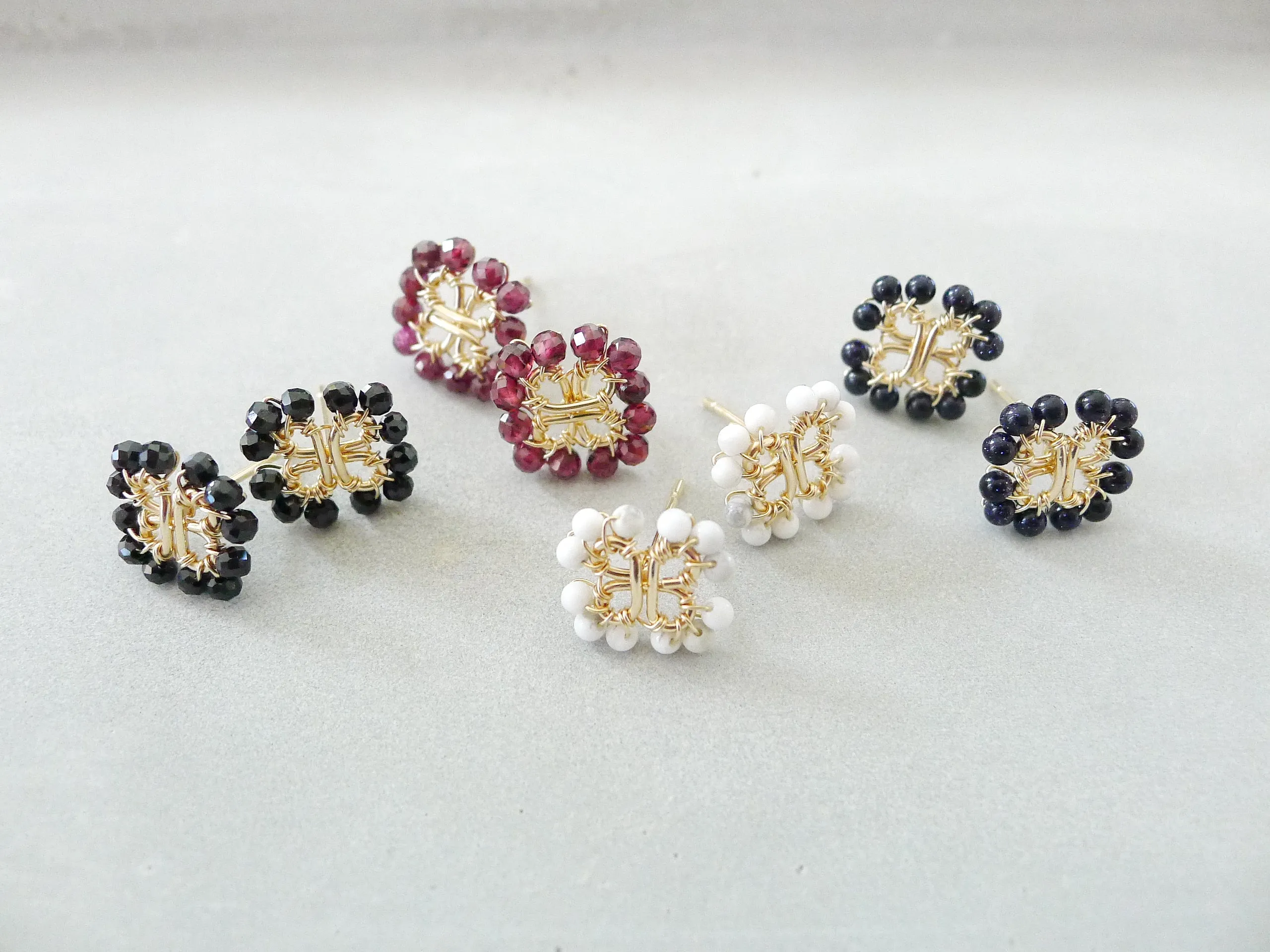 Clover Earstuds / Red Garnet