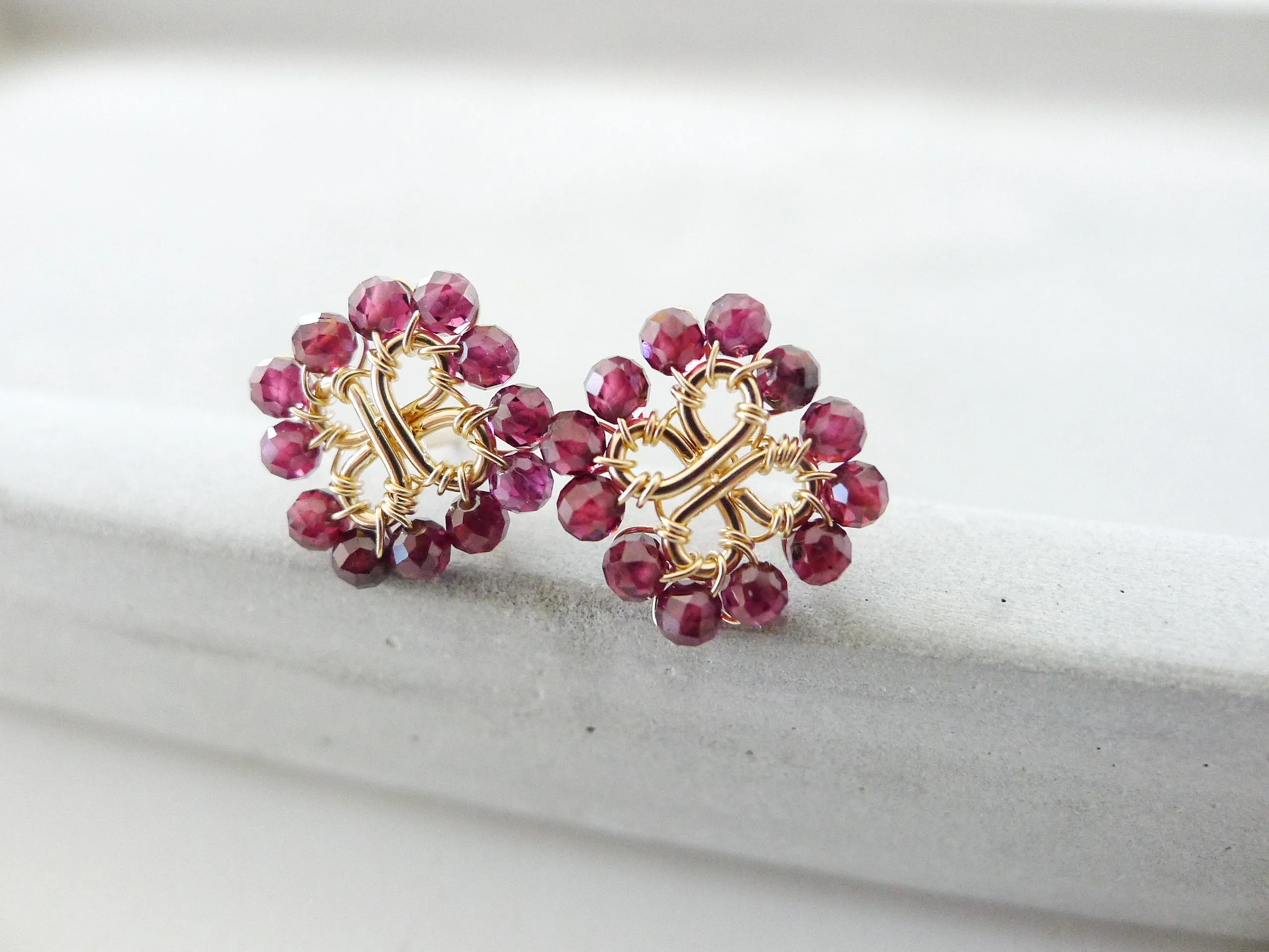 Clover Earstuds / Red Garnet