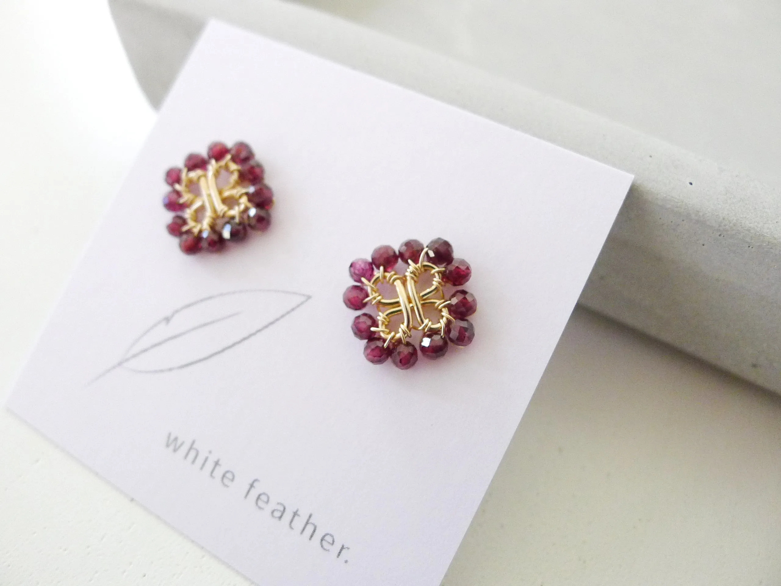 Clover Earstuds / Red Garnet