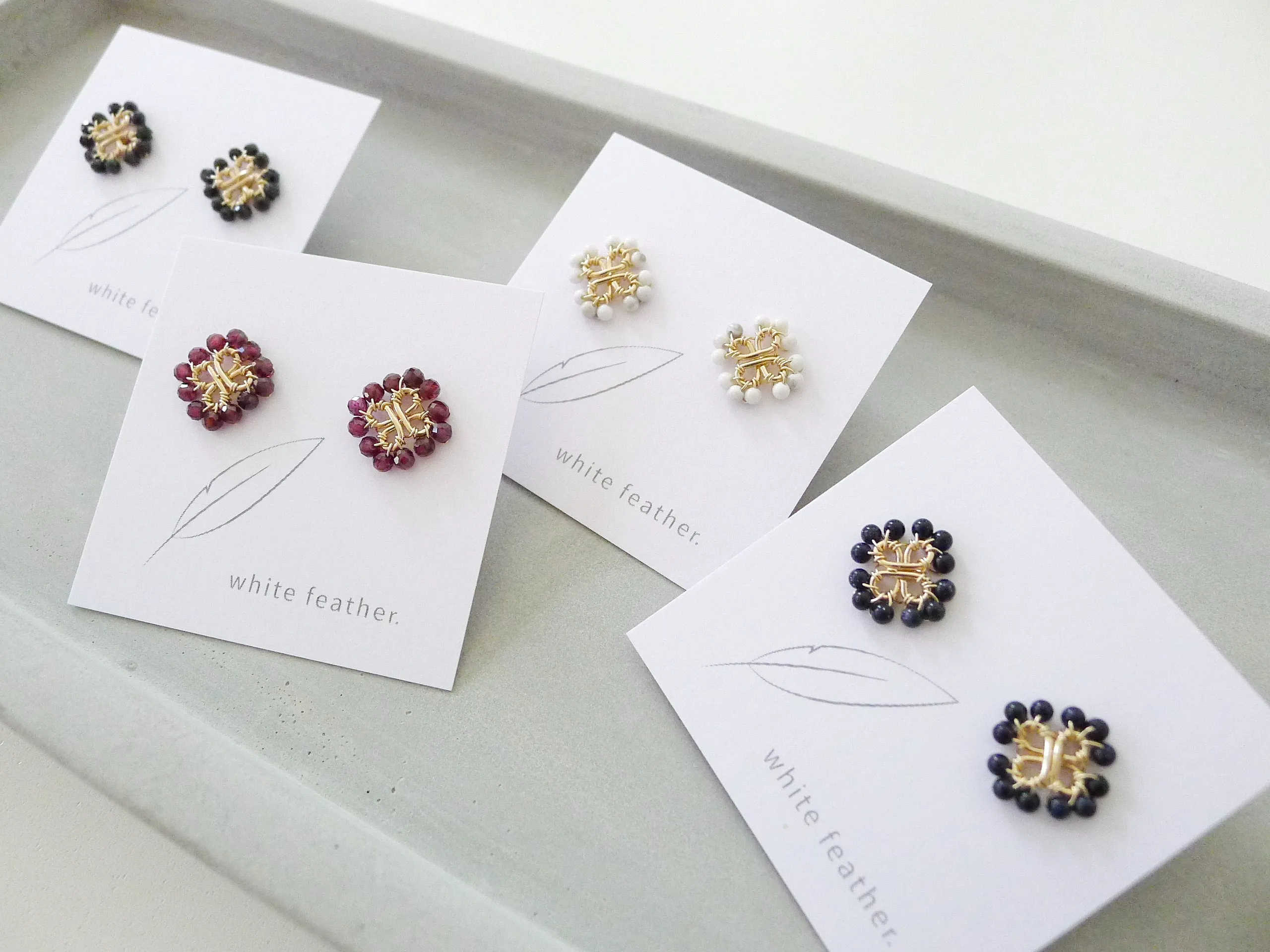 Clover Earstuds / Red Garnet
