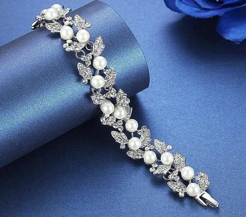 Elegant pearl bracelet cuff