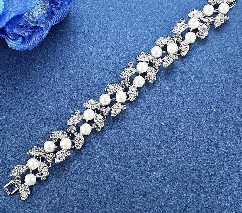 Elegant pearl bracelet cuff