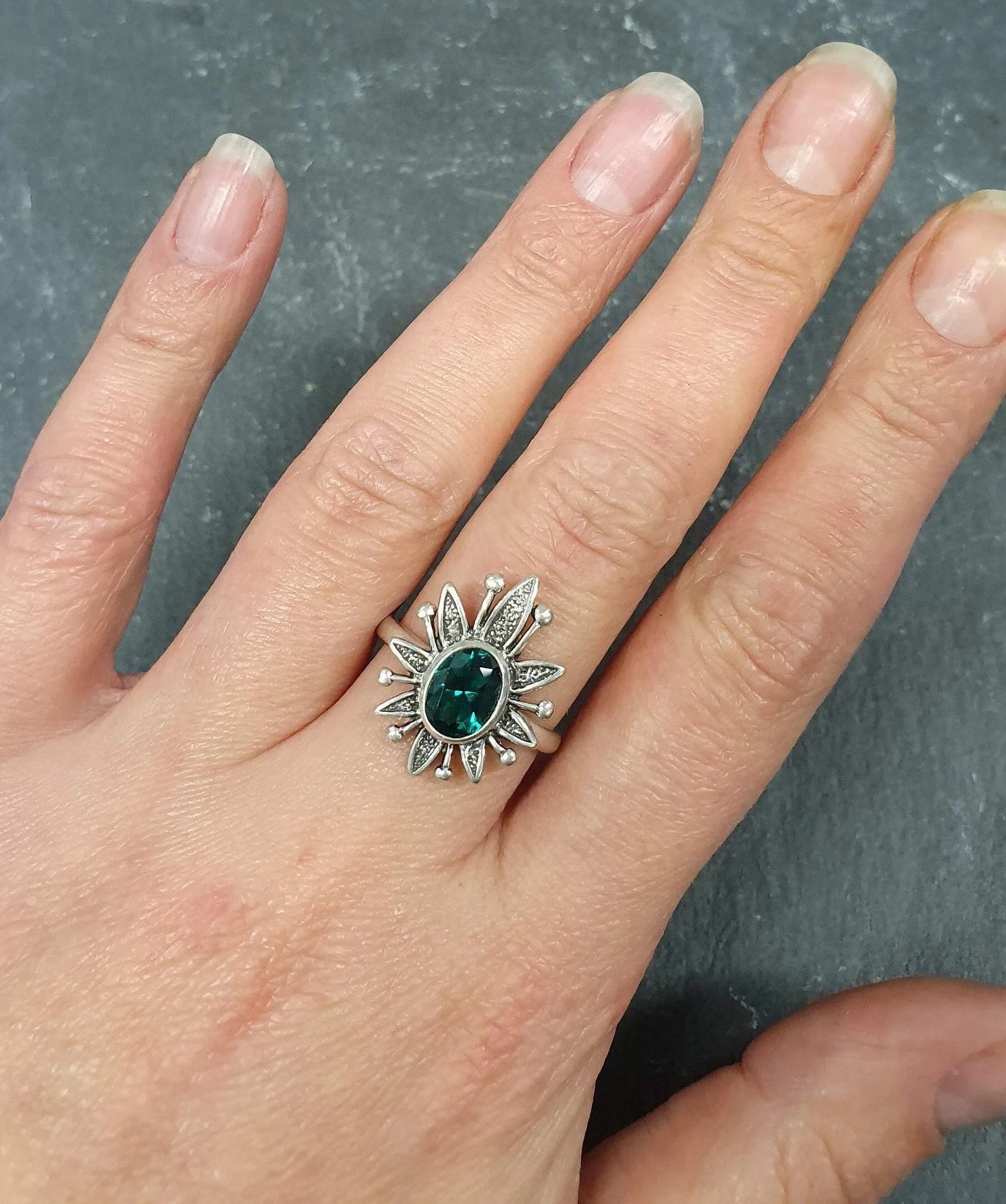 Emerald Flower Ring - Green Bezel Ring - Emerald Boho Ring