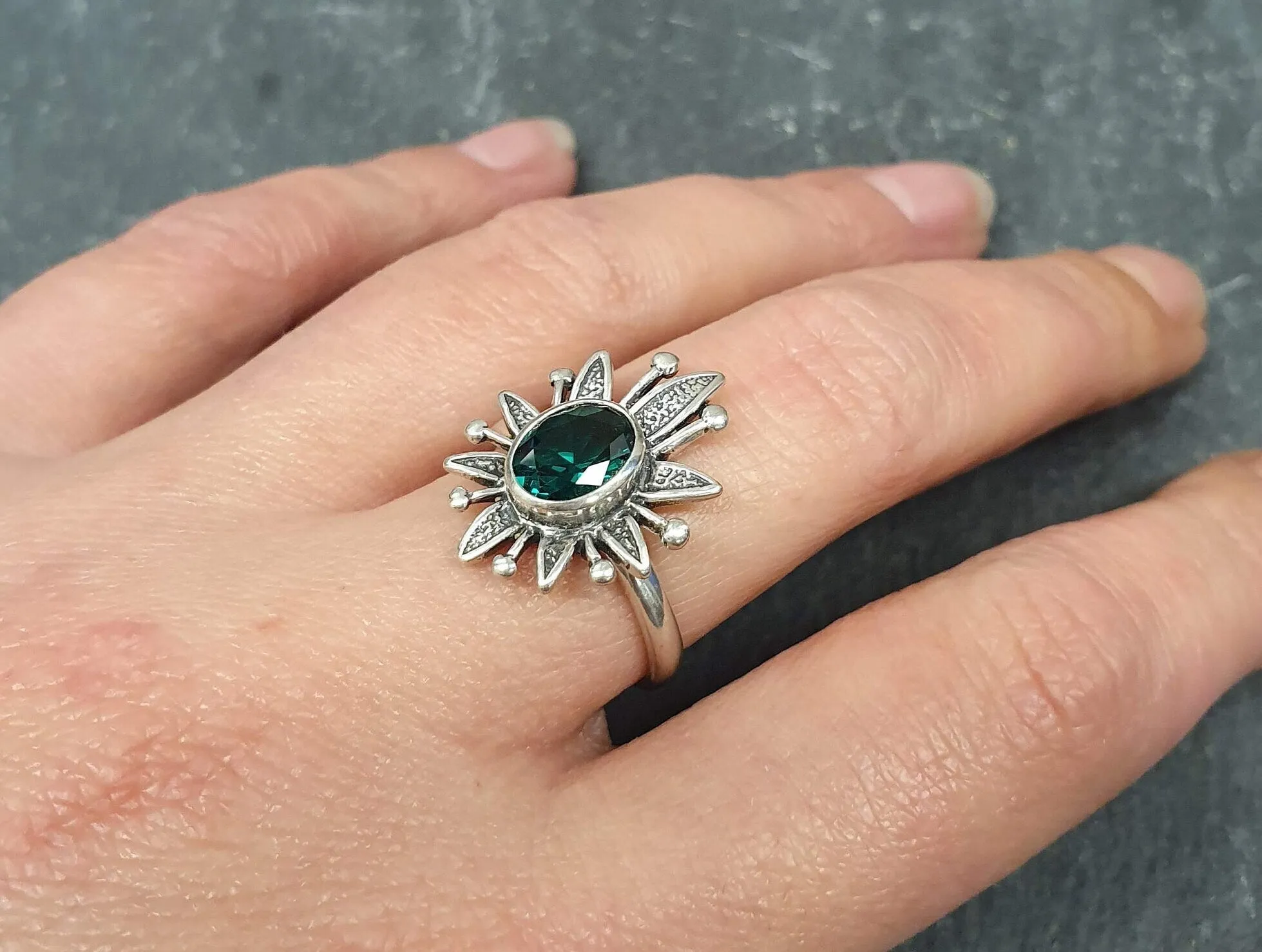 Emerald Flower Ring - Green Bezel Ring - Emerald Boho Ring