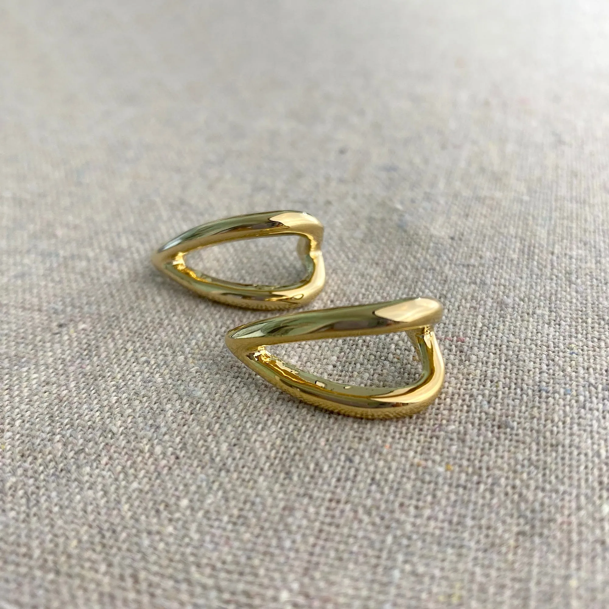 Modern Double Curved Hoop Posts • Gold